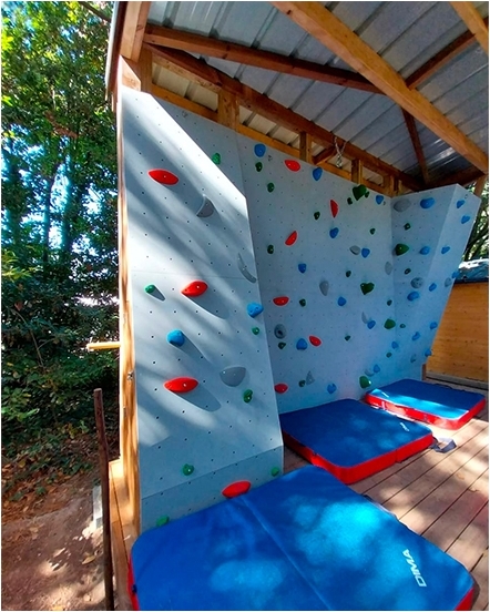 Outdoor climbing sign